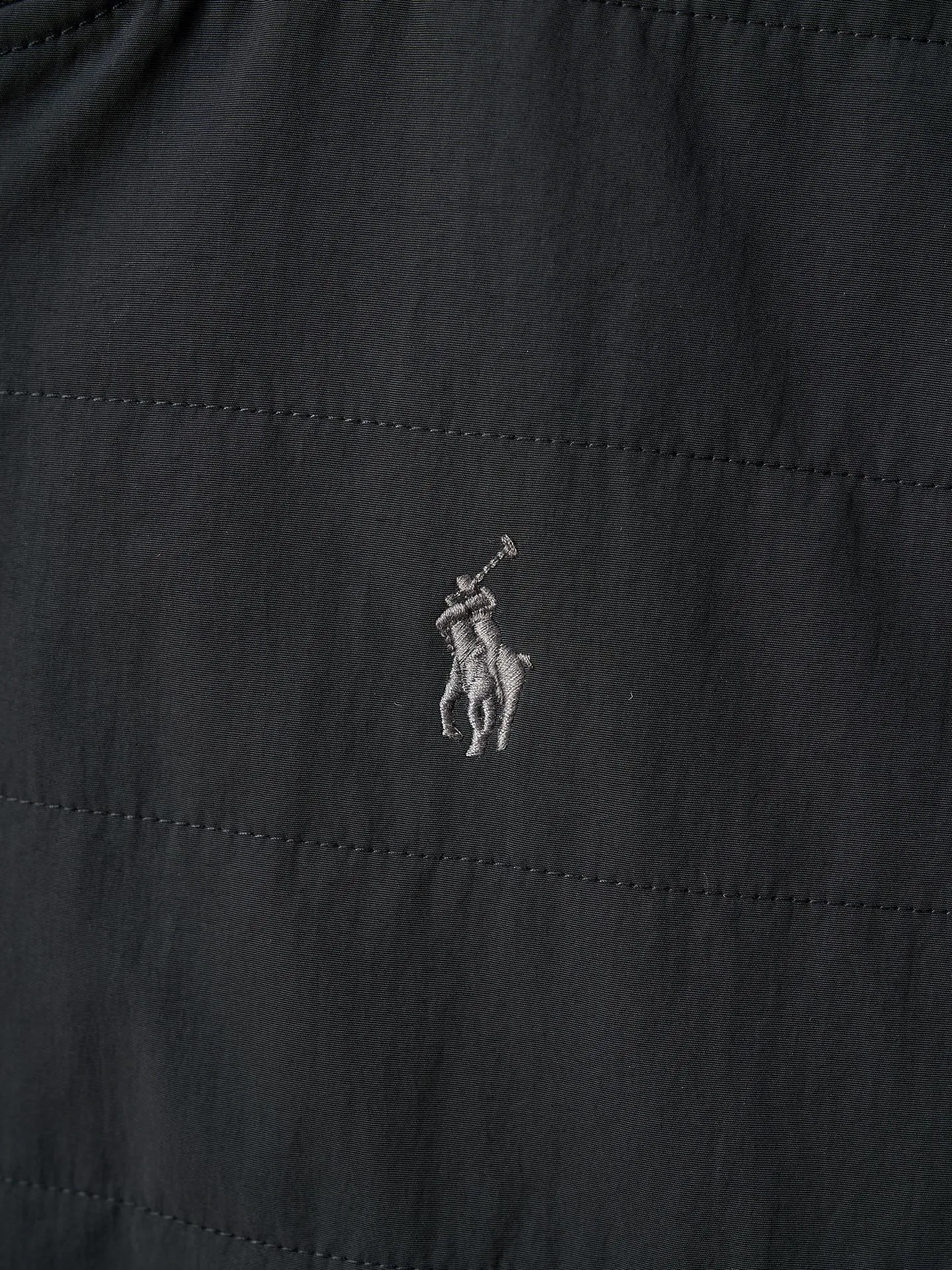 P500 Actual auction】Ralph Lauren/Ralph Lauren embroidered pony logo zipper baseball collar cotton jacket [Ready stock] S M L The hidden pocket on the left sleeve is hidden in the shape. The collar chain linkage layered design is effortlessly advanced. The golden ratio of lightness and warmth. Warm but not heavy. Heavy but not stiff. Uses imported machine embroidery technology. Uses advanced computer control systems and precision mechanical components to realize the iconic pony embroidery operation. High precision. The lines are smooth and delicate. Needle and shuttle splicing technology can make full use of the respective advantages of knitted fabrics and woven fabrics. By choosing the appropriate sewing process and stitches, the splicing parts can be ensured to be strong and beautiful. Template machine bag opening. The preset template guides the position, shape and size of the bag opening. The accuracy ensures the quality of the bag opening effect and the loose version.